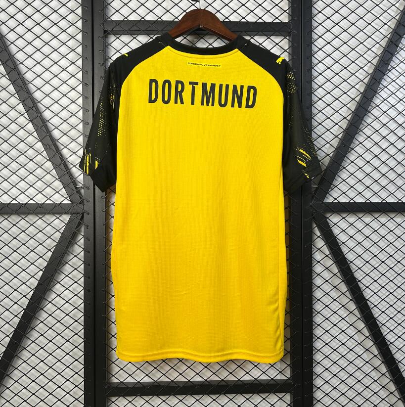 Camiseta Borussia Dortmund 2025/26 primera equipación versión fan detalle escudo – Cortita y al Pie