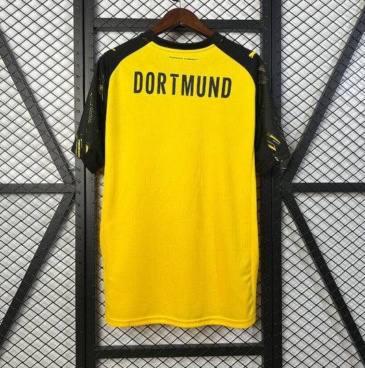 Camiseta Borussia Dortmund 2025/26 primera equipación versión fan detalle escudo – Cortita y al Pie