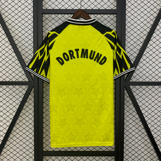 Camiseta retro Borussia Dortmund 1994/95 primera equipación detalle escudo Signal Iduna – Cortita y al Pie