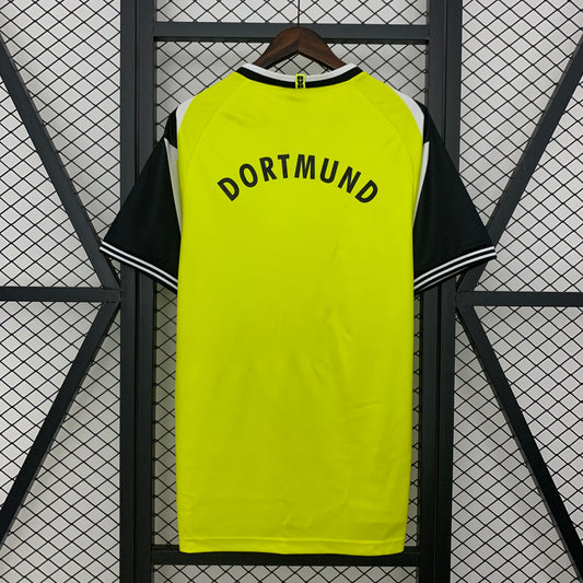 Camiseta retro Borussia Dortmund 1995/96 primera equipación detalle escudo Champions – Cortita y al Pie