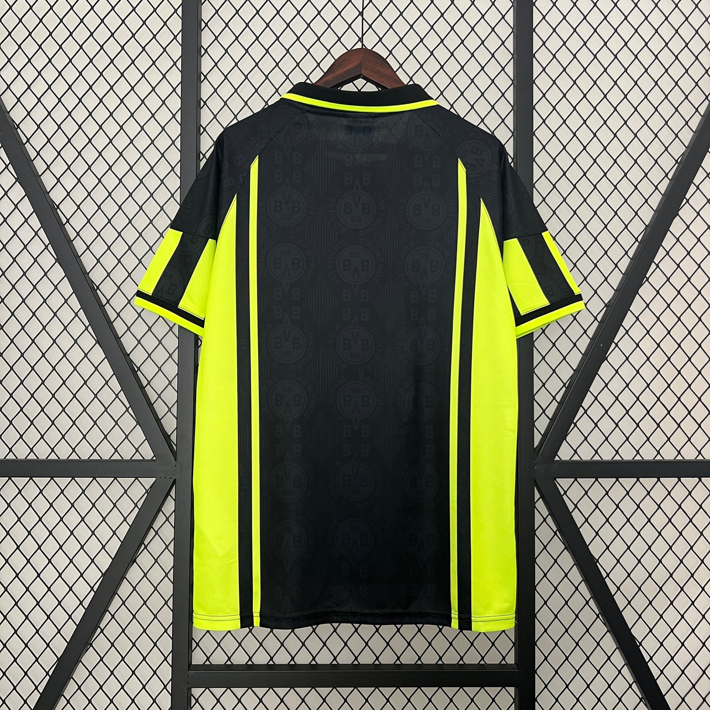 Camiseta retro Borussia Dortmund 1996/97 segunda equipación detalle escudo – Cortita y al Pie