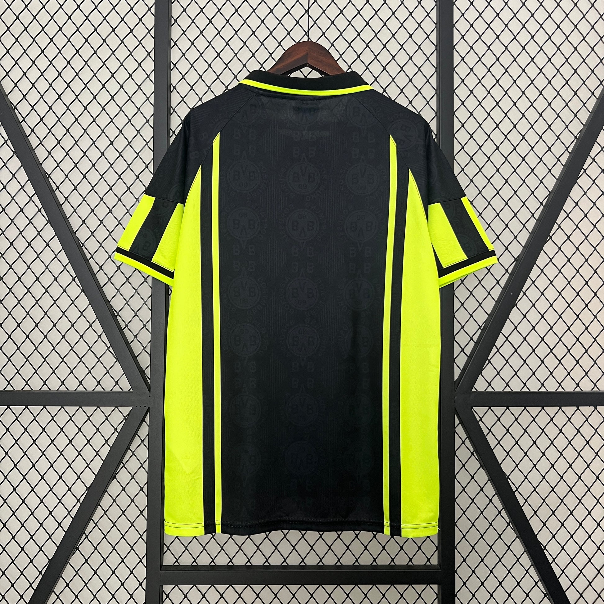 Camiseta retro Borussia Dortmund 1996/97 segunda equipación detalle escudo – Cortita y al Pie