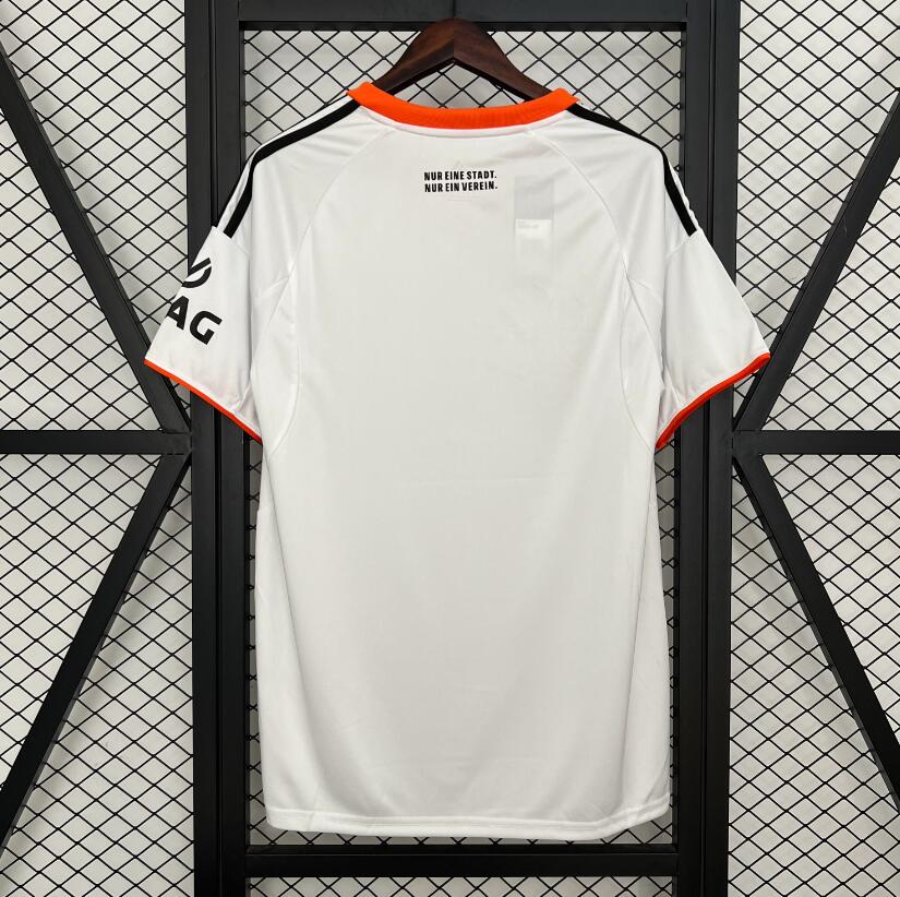 Camiseta Eintracht Frankfurt 2025/26 primera equipación versión fan detalle escudo – Cortita y al Pie