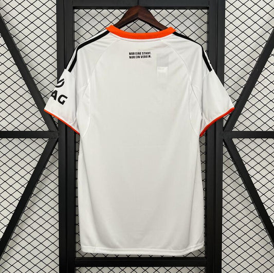 Camiseta Eintracht Frankfurt 2025/26 primera equipación versión fan detalle escudo – Cortita y al Pie
