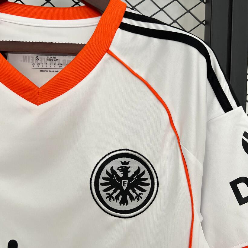Camiseta Eintracht Frankfurt 2025/26 primera equipación versión fan lateral – Cortita y al Pie