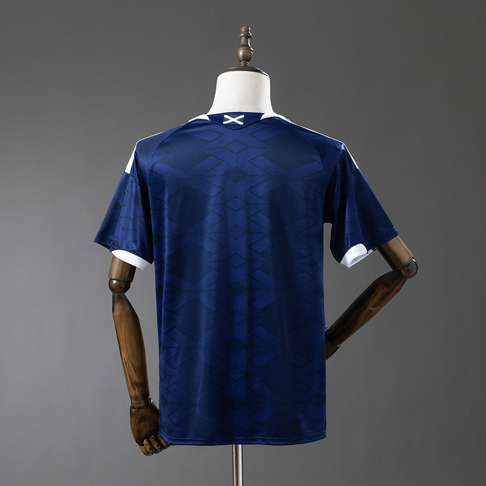 Camiseta Escocia Mundial 2026 primera equipación versión fan detalle escudo – Cortita y al Pie