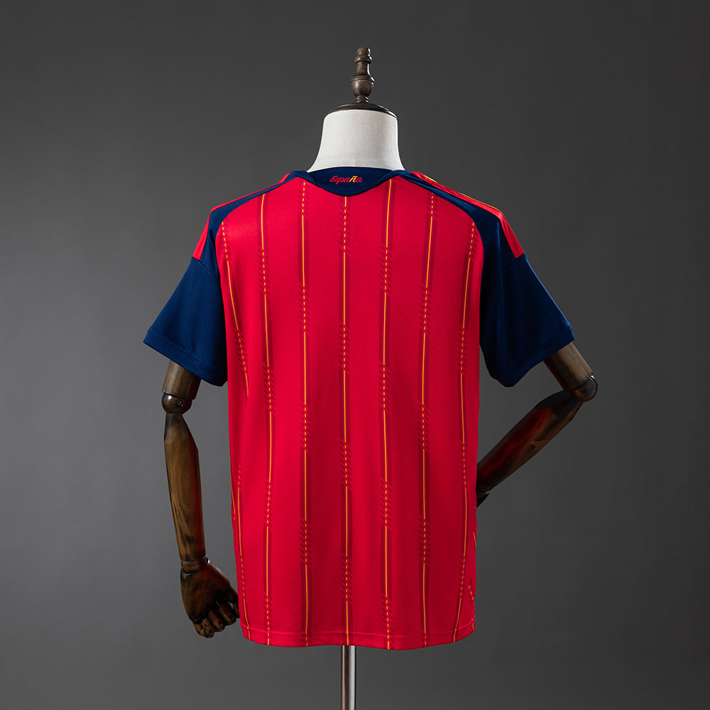Camiseta España Mundial 2026 primera equipación versión fan detalle escudo RFEF – Cortita y al Pie