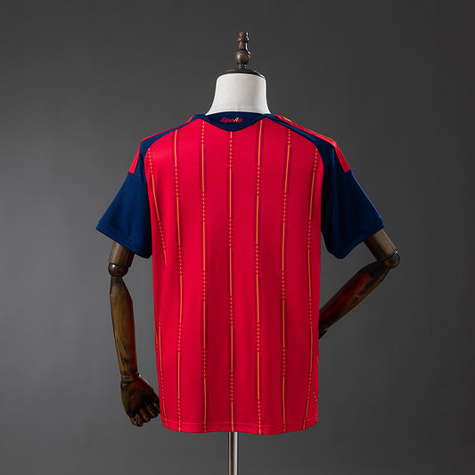 Camiseta España Mundial 2026 primera equipación versión fan detalle escudo RFEF – Cortita y al Pie