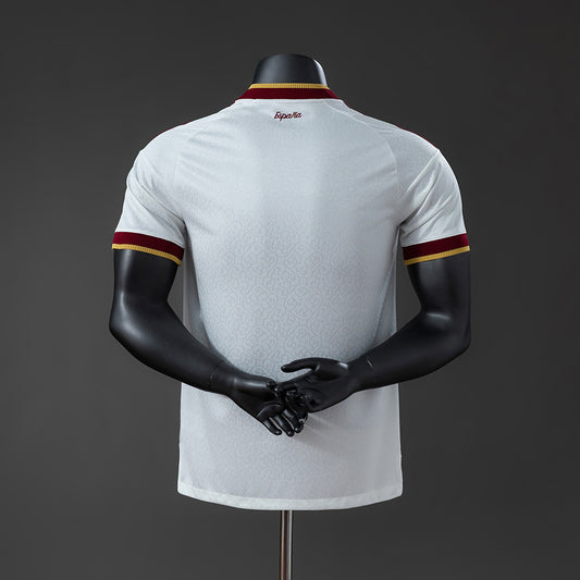 Camiseta España Mundial 2026 segunda equipación versión jugador detalle escudo – Cortita y al Pie