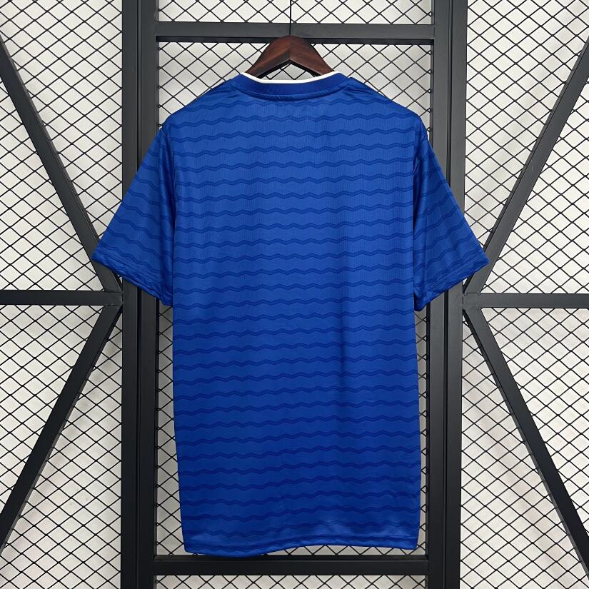 Camiseta Everton 2025/26 primera equipación versión fan detalle escudo – Cortita y al Pie