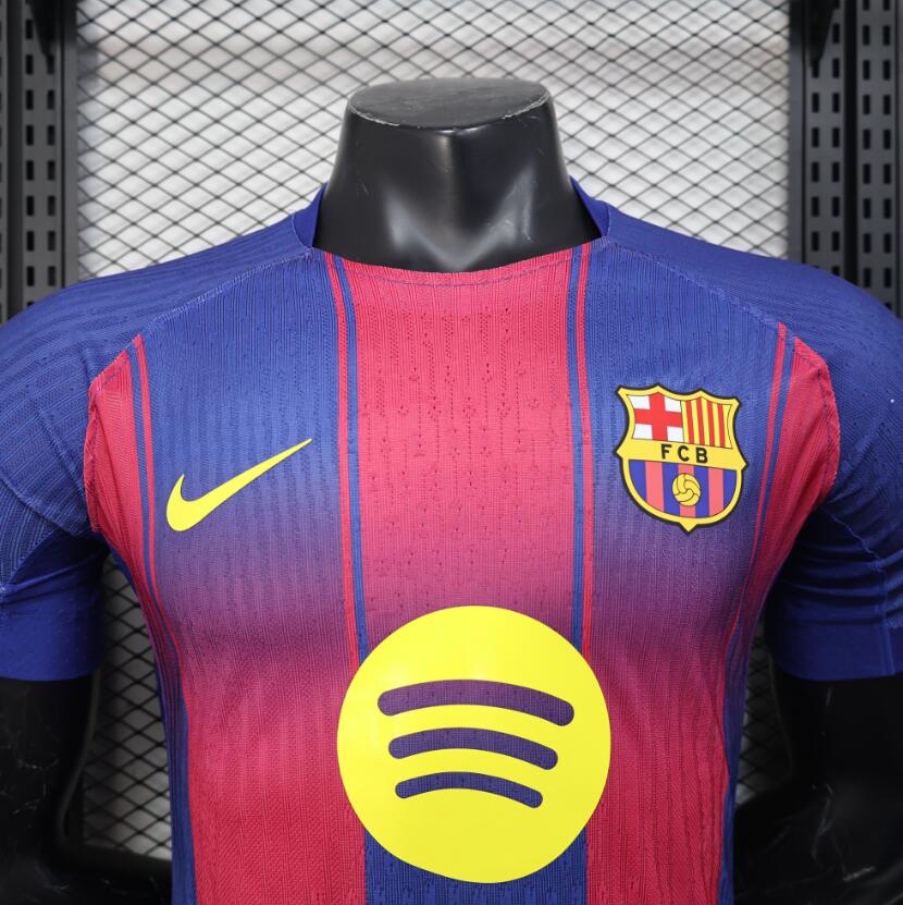 Camiseta FC Barcelona 2025/26 primera equipación versión jugador detalle escudo – Cortita y al Pie