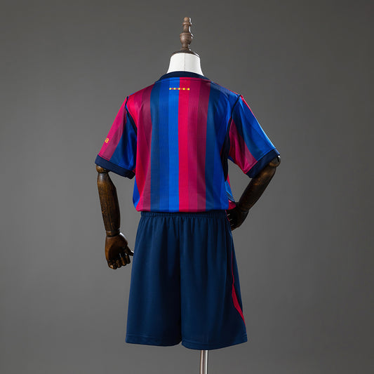 Camiseta Barcelona 2026/27 primera equipación versión niño detalle escudo – Cortita y al Pie