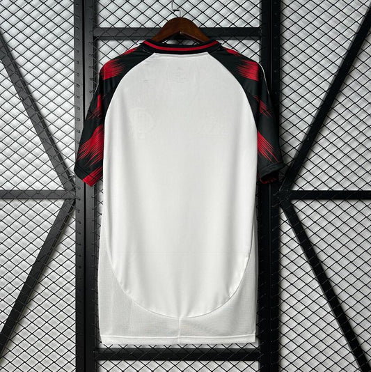 Camiseta Flamengo 2025/26 segunda equipación versión fan blanca detalle escudo – Cortita y al Pie