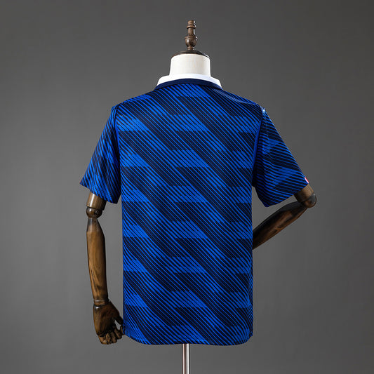 Camiseta Francia Mundial 2026 primera equipación versión fan detalle escudo FFF – Cortita y al Pie