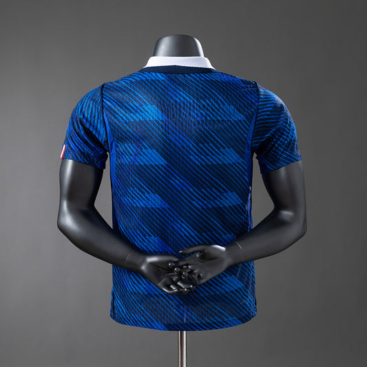 Camiseta Francia Mundial 2026 primera equipación versión jugador detalle escudo – Cortita y al Pie