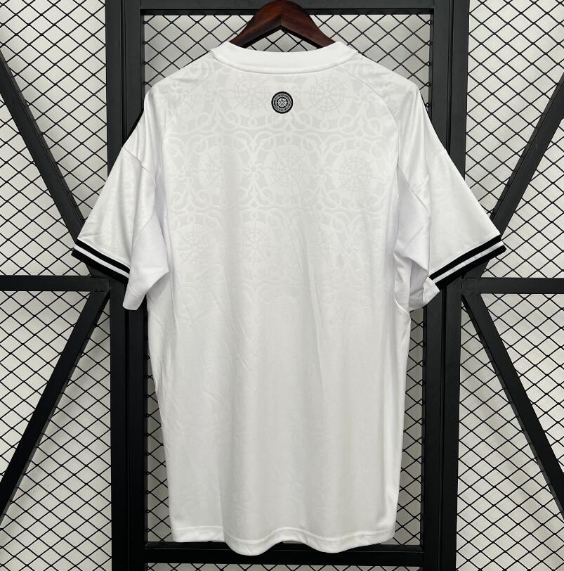Camiseta Fulham 2025/26 primera equipación versión fan detalle escudo – Cortita y al Pie