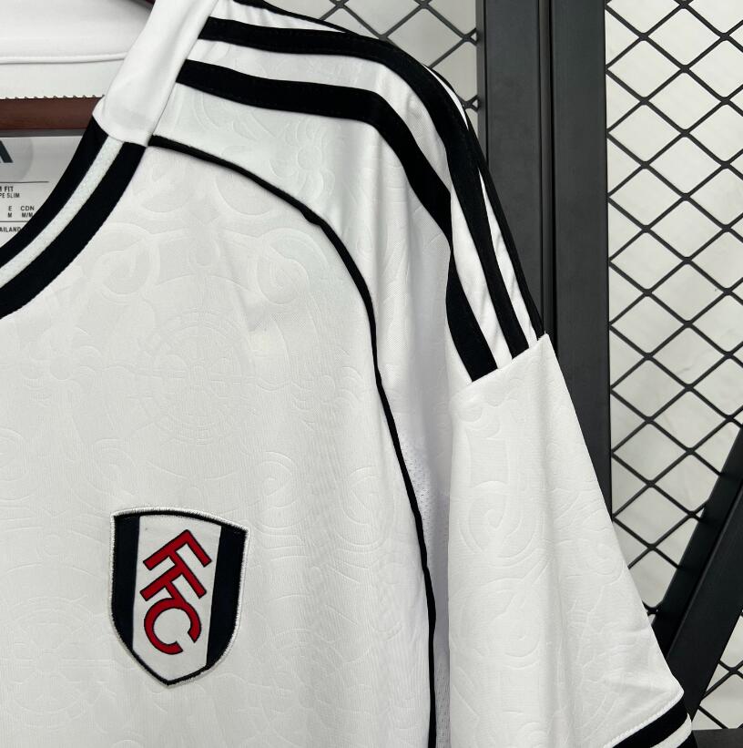 Camiseta Fulham 2025/26 primera equipación versión fan lateral – Cortita y al Pie