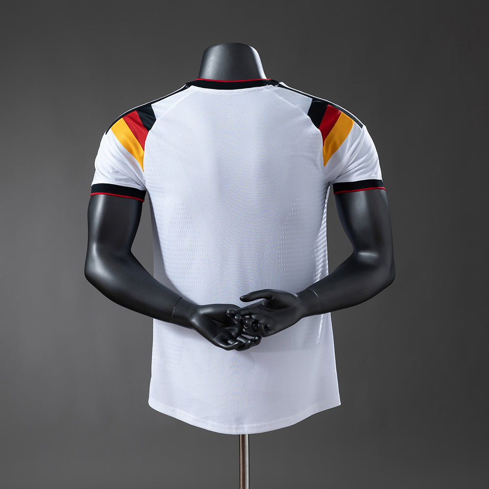 Camiseta Alemania Mundial 2026 primera equipación versión jugador detalle escudo – Cortita y al Pie