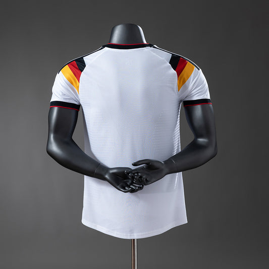Camiseta Alemania Mundial 2026 primera equipación versión jugador detalle escudo – Cortita y al Pie