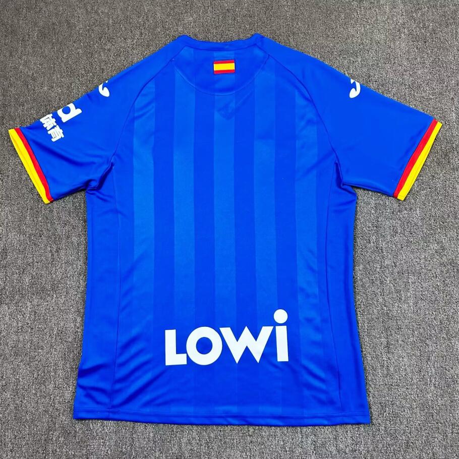 Camiseta Getafe 2025/26 primera equipación versión fan detalle escudo – Cortita y al Pie