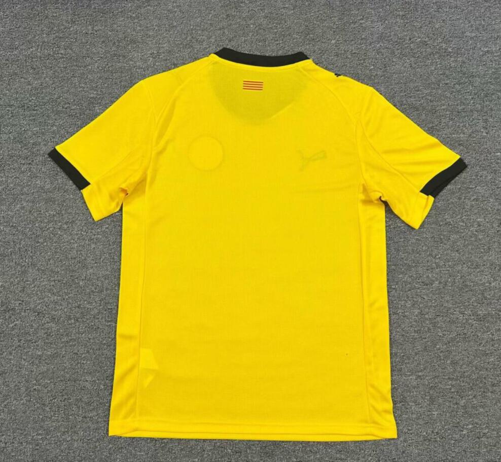 Camiseta Girona 2025/26 segunda equipación versión fan detalle escudo – Cortita y al Pie