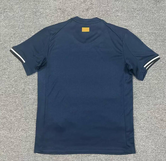 Camiseta Girona 2025/26 tercera equipación versión fan detalle escudo – Cortita y al Pie