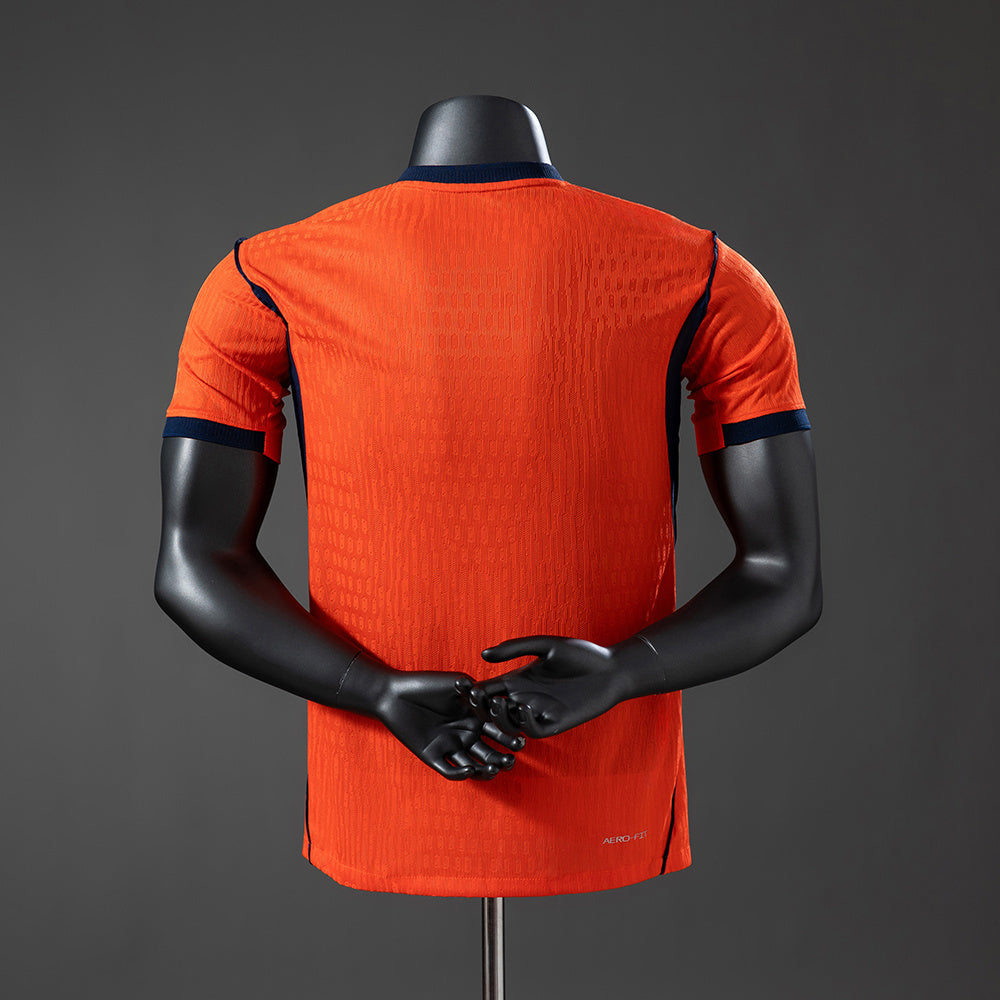 Camiseta Países Bajos Mundial 2026 primera equipación versión jugador detalle escudo – Cortita y al Pie