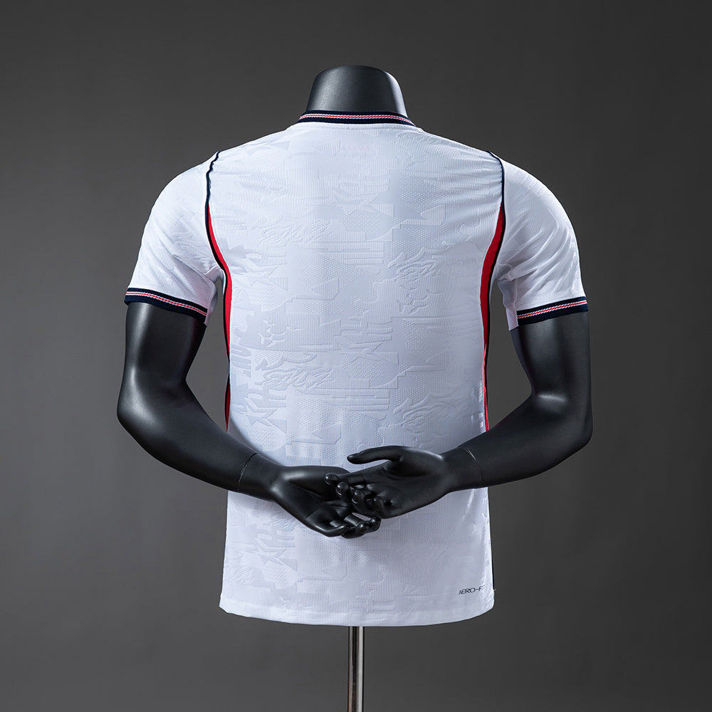 Camiseta Inglaterra Mundial 2026 primera equipación versión jugador detalle escudo – Cortita y al Pie