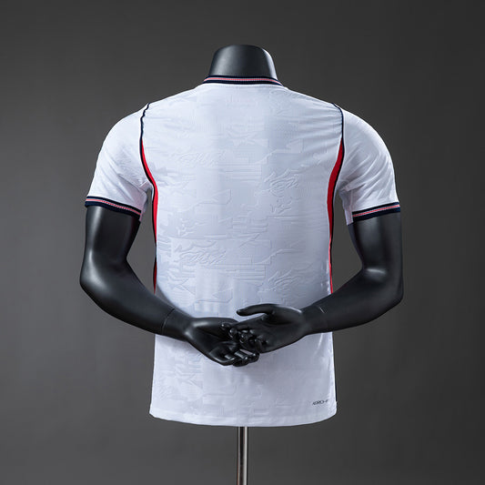 Camiseta Inglaterra Mundial 2026 primera equipación versión jugador detalle escudo – Cortita y al Pie