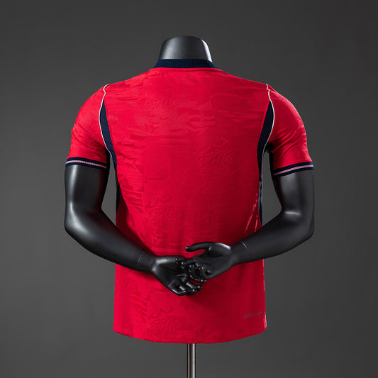 Camiseta Inglaterra Mundial 2026 segunda equipación versión jugador roja detalle – Cortita y al Pie