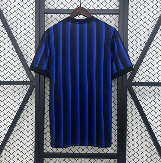 Camiseta Inter de Milán 2025/26 primera equipación versión fan detalle escudo – Cortita y al Pie