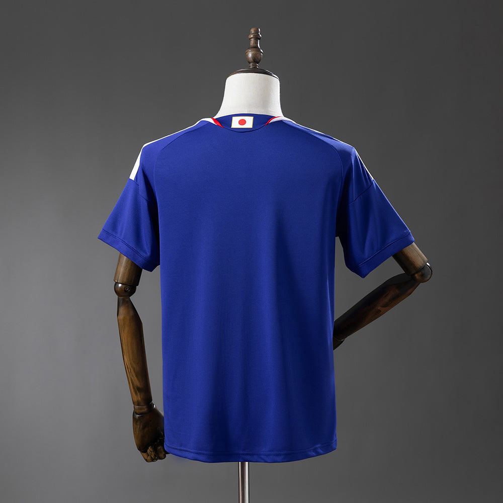 Camiseta Japón Mundial 2026 primera equipación versión fan detalle escudo JFA – Cortita y al Pie