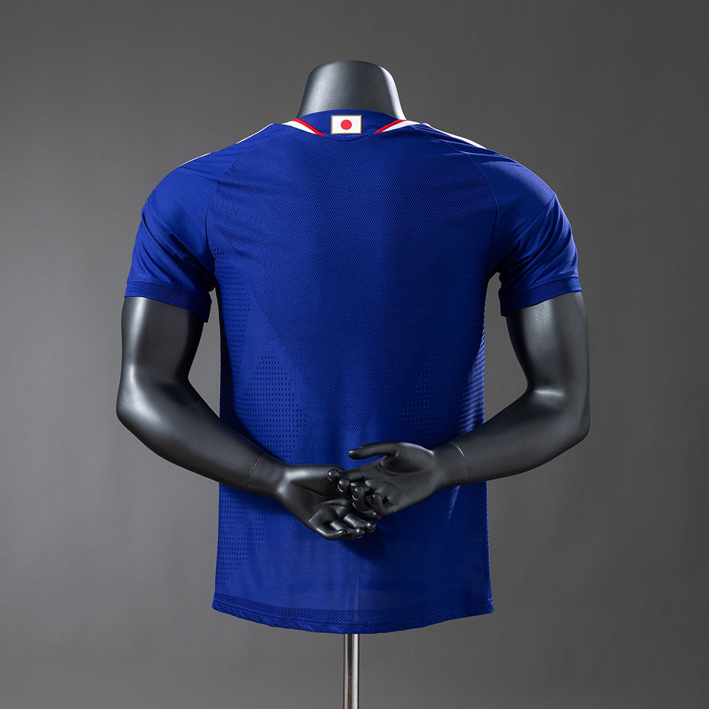 Camiseta Japón Mundial 2026 primera equipación versión jugador detalle escudo – Cortita y al Pie