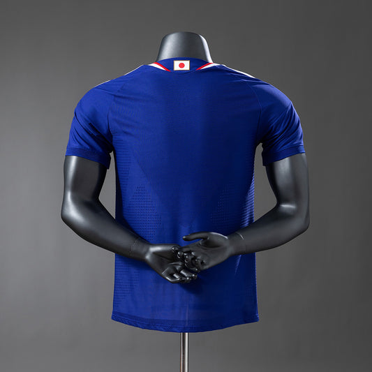 Camiseta Japón Mundial 2026 primera equipación versión jugador detalle escudo – Cortita y al Pie