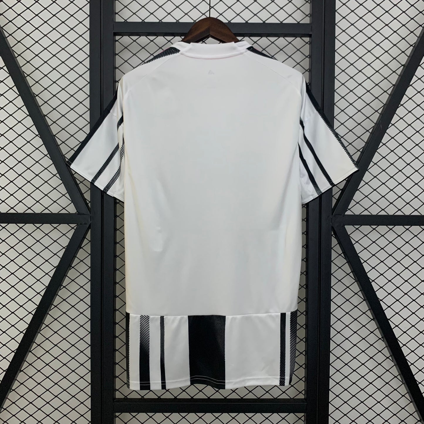 Camiseta Juventus 2025/26 primera equipación versión fan detalle escudo Juve – Cortita y al Pie