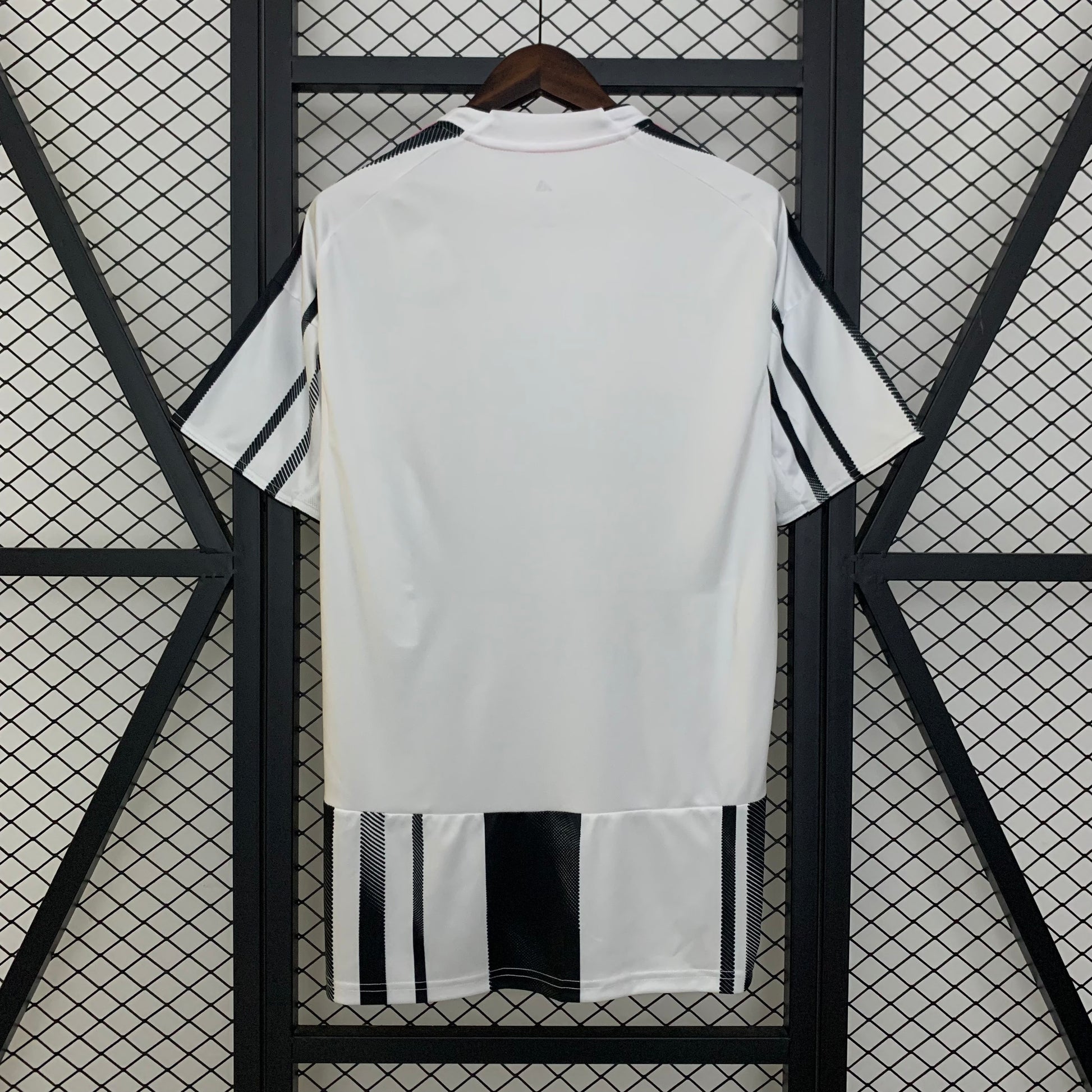 Camiseta Juventus 2025/26 primera equipación versión fan detalle escudo Juve – Cortita y al Pie