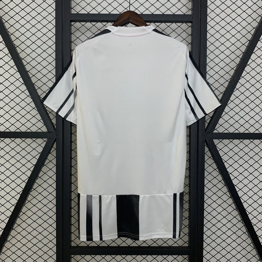 Camiseta Juventus 2025/26 primera equipación versión fan detalle escudo Juve – Cortita y al Pie