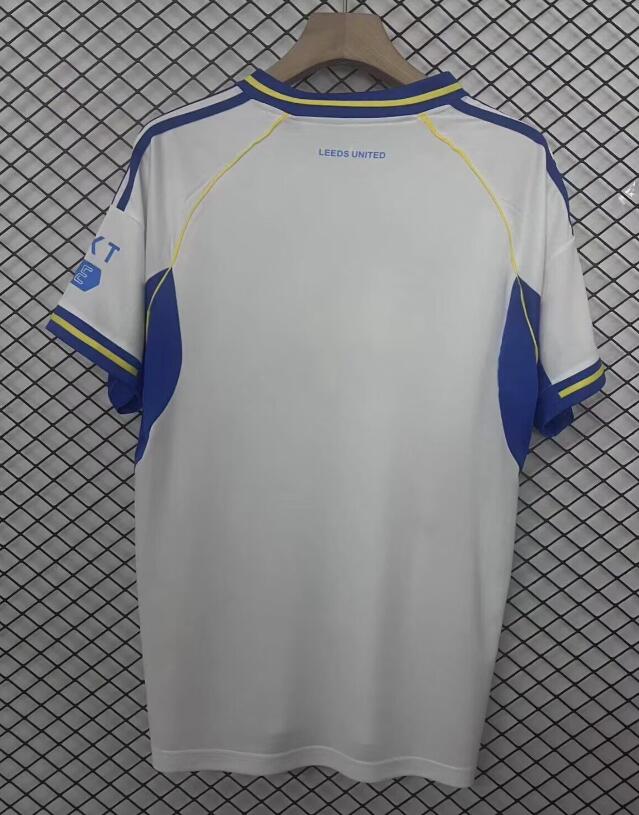 Camiseta Leeds United 2025/26 primera equipación versión fan detalle escudo – Cortita y al Pie