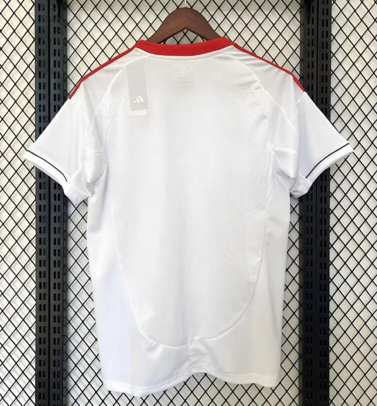 Camiseta Liverpool 2025/26 segunda equipación versión fan detalle escudo – Cortita y al Pie