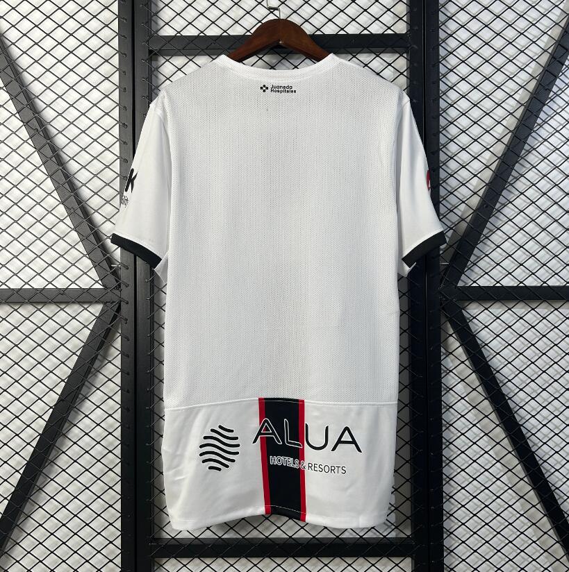 Camiseta Mallorca 2025/26 segunda equipación versión fan detalle escudo – Cortita y al Pie