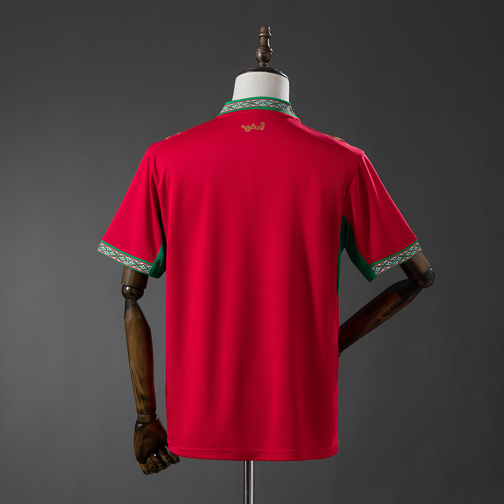 Camiseta Marruecos Mundial 2026 primera equipación versión fan detalle escudo – Cortita y al Pie
