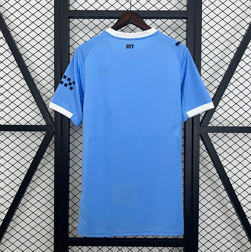Camiseta Manchester City 2025/26 primera equipación versión fan detalle escudo – Cortita y al Pie