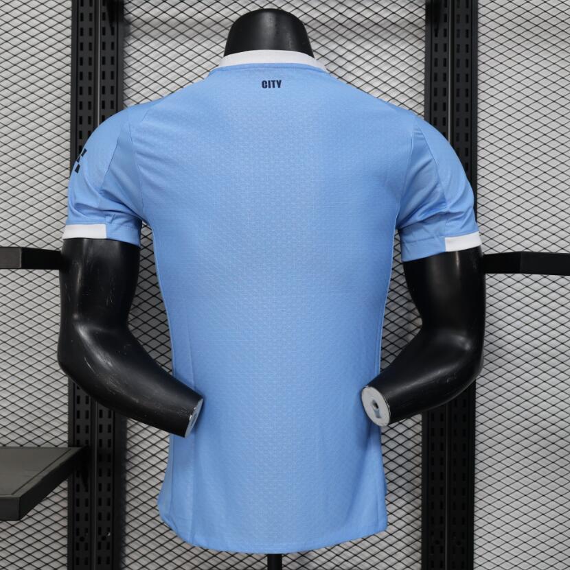 Camiseta Manchester City 2025/26 primera equipación versión jugador detalle escudo – Cortita y al Pie