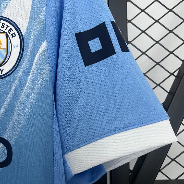 Camiseta Manchester City 2025/26 primera equipación versión fan lateral – Cortita y al Pie
