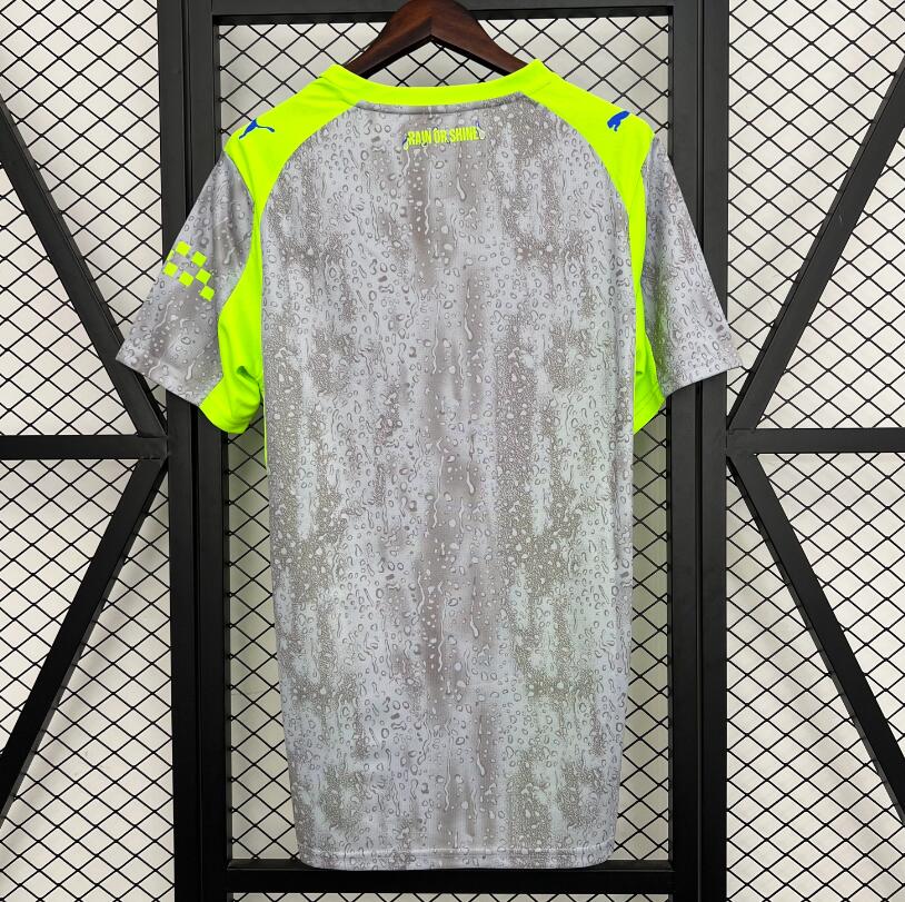 Camiseta Manchester City 2025/26 cuarta equipación versión fan detalle escudo – Cortita y al Pie