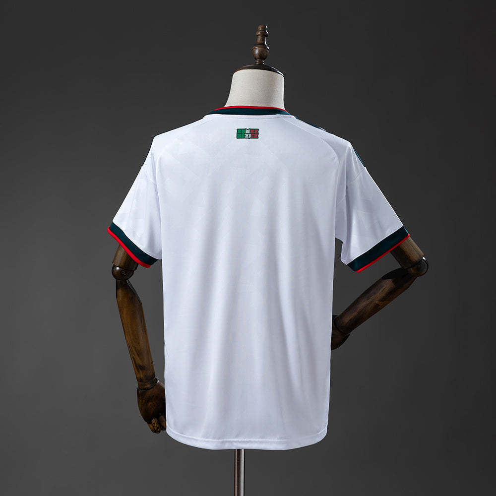 Camiseta México Mundial 2026 segunda equipación versión fan roja detalle escudo – Cortita y al Pie