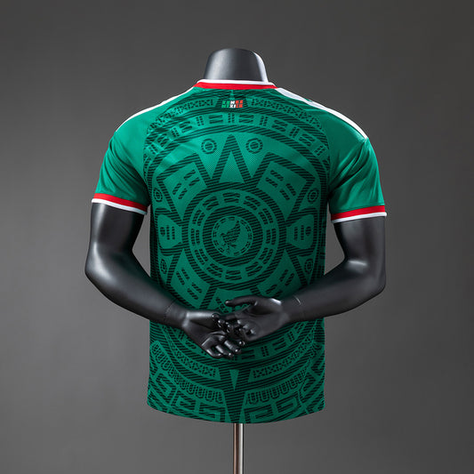 Camiseta México Mundial 2026 primera equipación versión jugador detalle escudo – Cortita y al Pie
