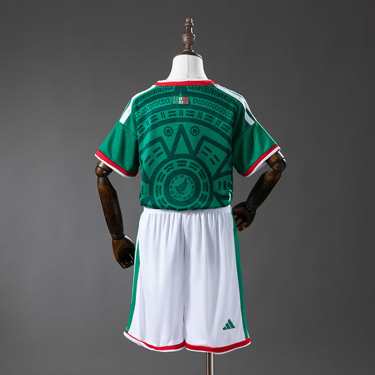 Camiseta México Mundial 2026 primera equipación versión niño detalle escudo – Cortita y al Pie