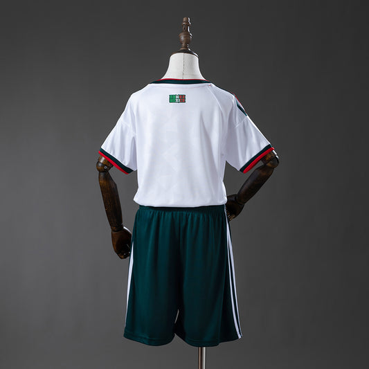 Camiseta México Mundial 2026 segunda equipación versión niño detalle escudo – Cortita y al Pie