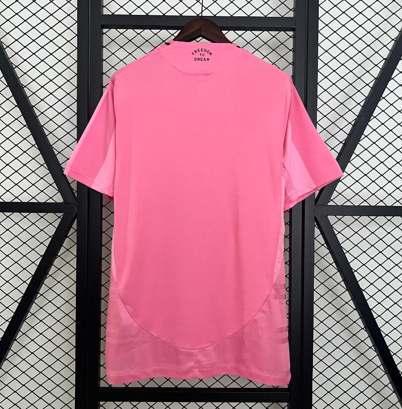 Camiseta Inter Miami 2025/26 primera equipación versión fan detalle escudo – Cortita y al Pie